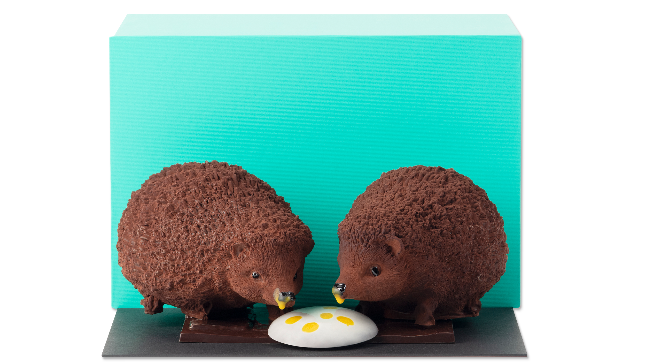 Deux gros hérisson en chocolat noir de Pâques 2025 - Patrick Roger
