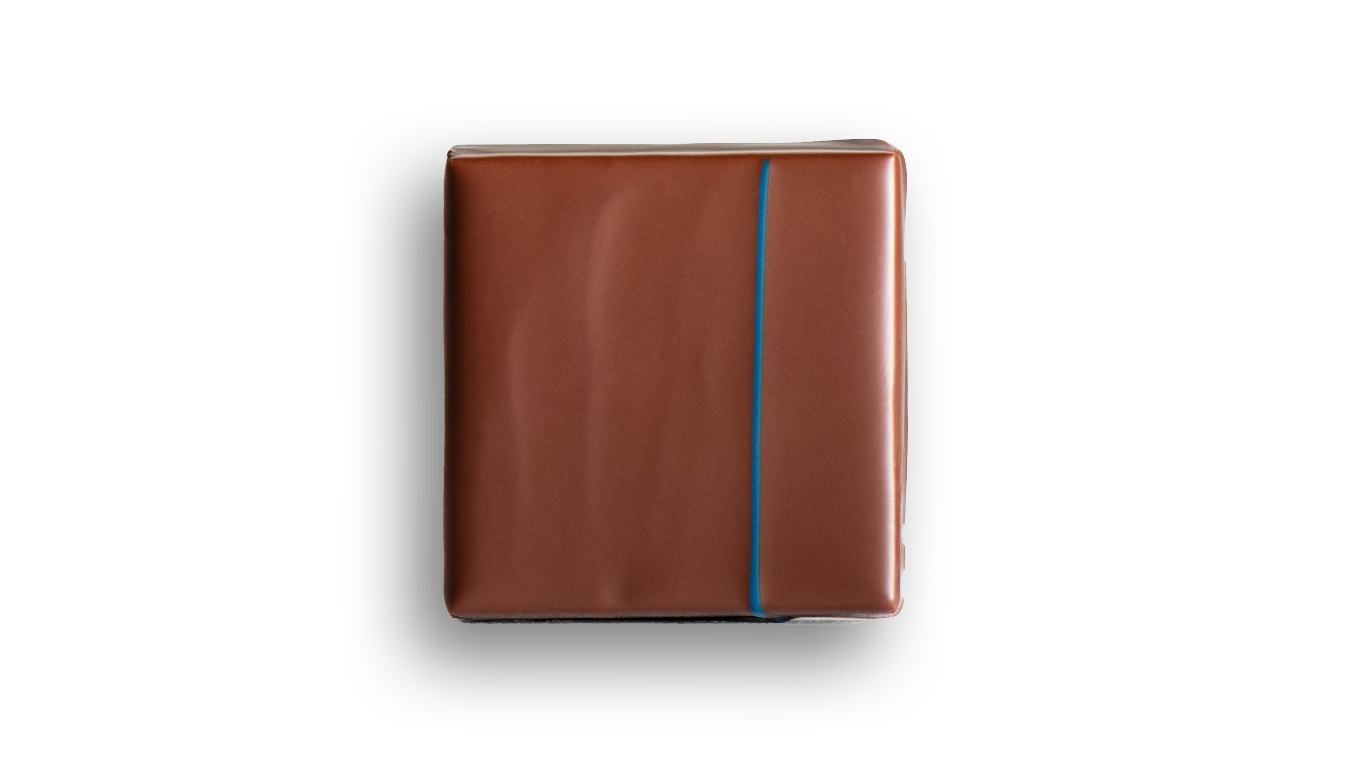 Ganache Madagascar 65%, onctueuse et fondante. Attaque acidulé et fruité avec des notes de fruits secs torréfiés en fin de bouche.