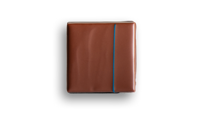 Ganache Madagascar 65%, onctueuse et fondante. Attaque acidulé et fruité avec des notes de fruits secs torréfiés en fin de bouche.